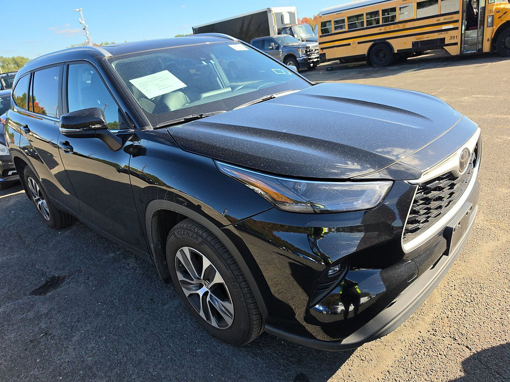 Used 2023 Toyota Highlander XLE AWD/4WD image 1