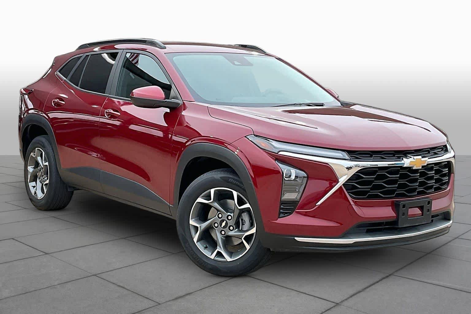 Used 2024 Chevrolet Trax LT w/ Driver Confidence Package FWD image 2