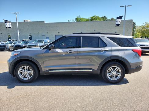 Used 2022 Ford Explorer XLT w/ Equipment Group 202A AWD/4WD image 2