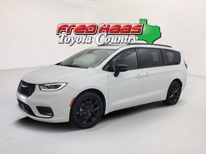 Used 2025 Chrysler Pacifica Limited