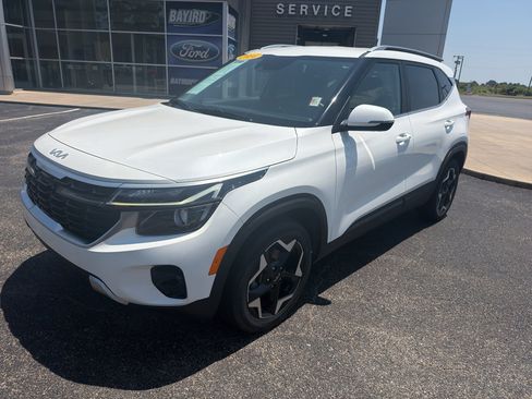 Used 2024 Kia Seltos EX FWD image 2