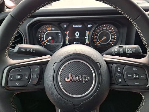 Used 2025 Jeep Wrangler Unlimited Rubicon AWD/4WD image 18