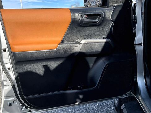 Used 2018 Toyota Tacoma SR5 w/ SR5 Appearance Package (SM) image 20