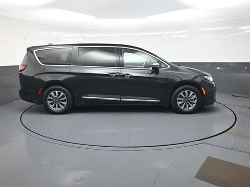 Used 2023 Chrysler Pacifica Limited FWD image 2