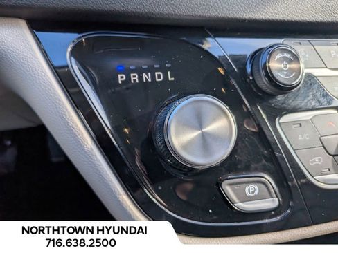 Used 2024 Chrysler Pacifica Touring-L image 15