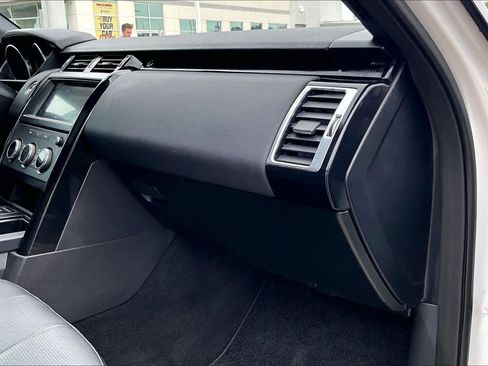 Used 2019 Land Rover Discovery SE AWD/4WD image 17