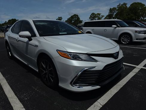 Used 2021 Toyota Camry XLE w/ Navigation Upgrade Package FWD image 2