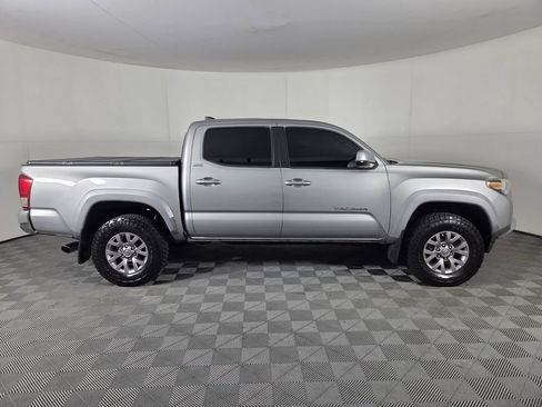 Used 2017 Toyota Tacoma TRD Sport RWD image 4