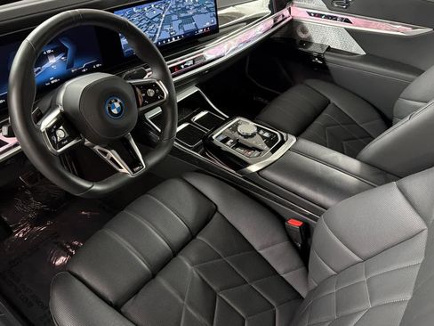 Used 2025 BMW i7 xDrive60 AWD/4WD image 11