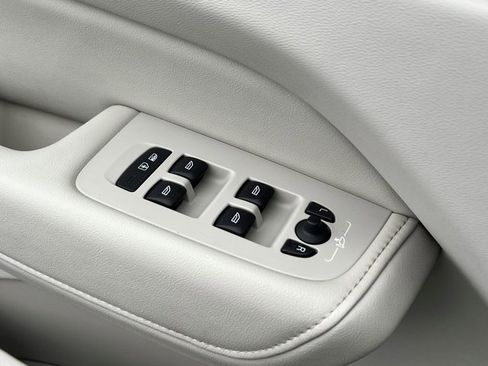 Certified 2022 Volvo XC60 B5 Inscription w/ Advanced Package image 38