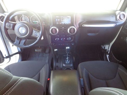 Used 2016 Jeep Wrangler Unlimited Sahara w/ Connectivity Group AWD/4WD image 19