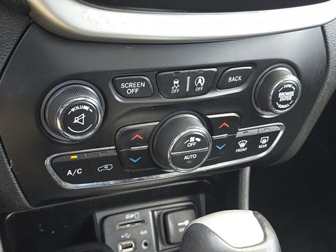 Used 2015 Jeep Cherokee Trailhawk w/ Comfort/Convenience Group AWD/4WD image 21
