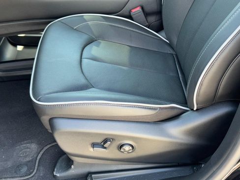 New 2026 Chrysler Pacifica Limited FWD image 21