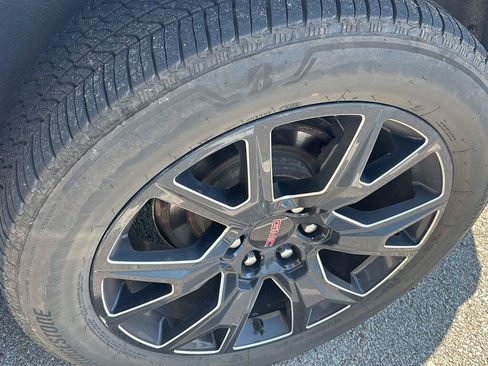 Used 2023 GMC Yukon SLT AWD/4WD image 8