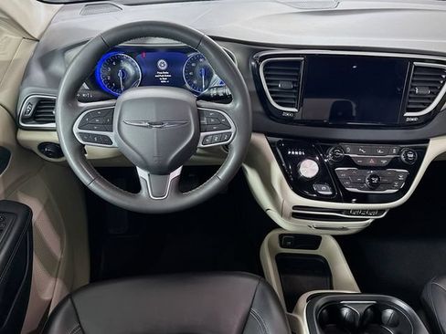 Used 2023 Chrysler Pacifica Touring-L FWD image 28