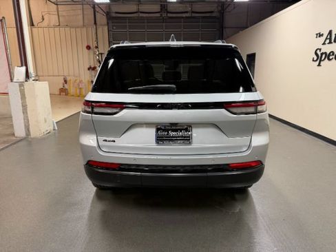 Used 2025 Jeep Grand Cherokee Altitude AWD/4WD image 5