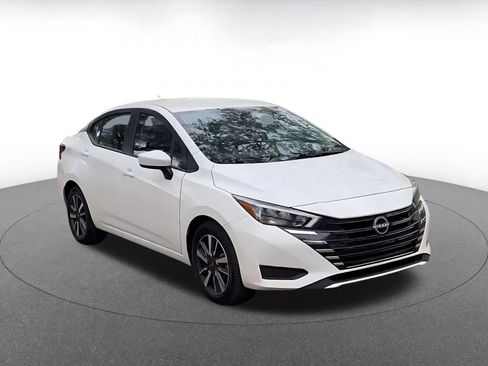 Used 2025 Nissan Versa SV image 3