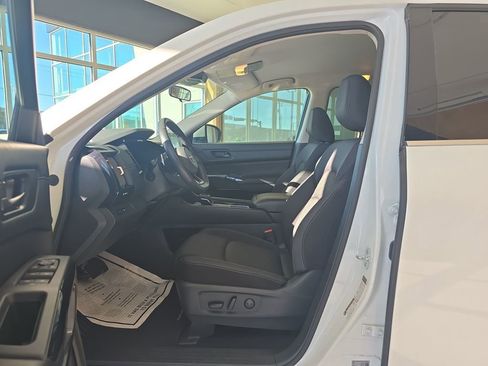 Used 2024 Nissan Pathfinder SV image 12
