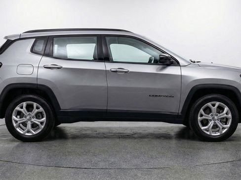 Used 2025 Jeep Compass Latitude image 11