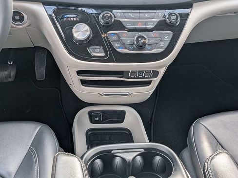 Used 2024 Chrysler Pacifica Touring-L FWD image 19