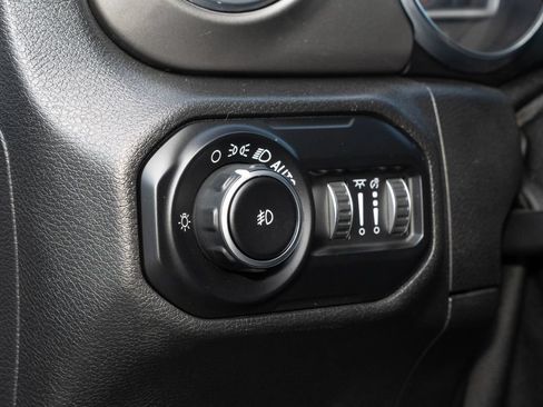 Used 2020 Jeep Wrangler Unlimited Sahara AWD/4WD image 27