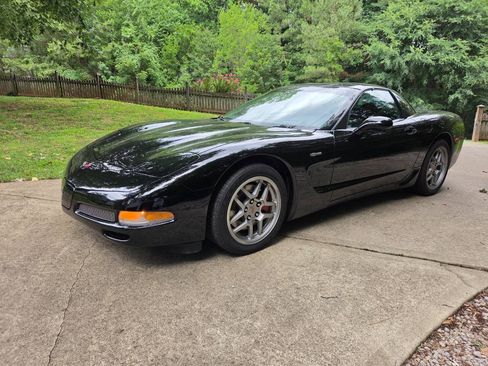 Used 2004 Chevrolet Corvette Z06 w/ Memory Package RWD image 2
