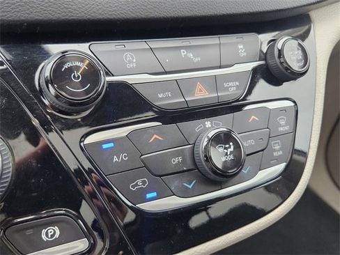 Used 2020 Chrysler Pacifica Limited image 21