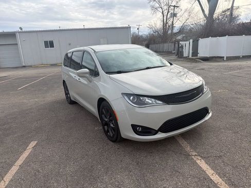 Used 2020 Chrysler Pacifica Touring w/ S Appearance Package image 6
