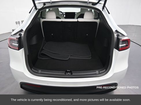 Used 2022 Tesla Model Y Long Range image 16