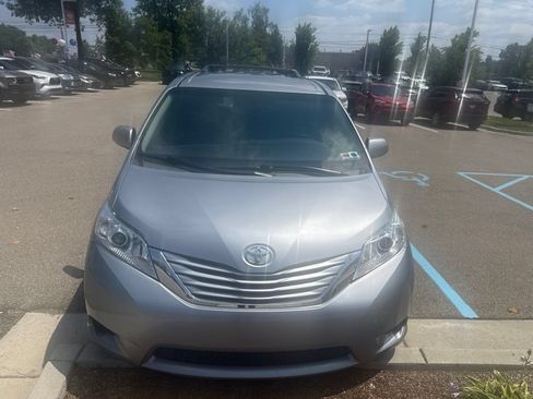 Used 2017 Toyota Sienna LE FWD image 3