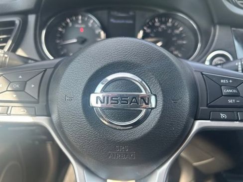 Used 2017 Nissan Rogue SV w/ SV Family Package FWD image 25