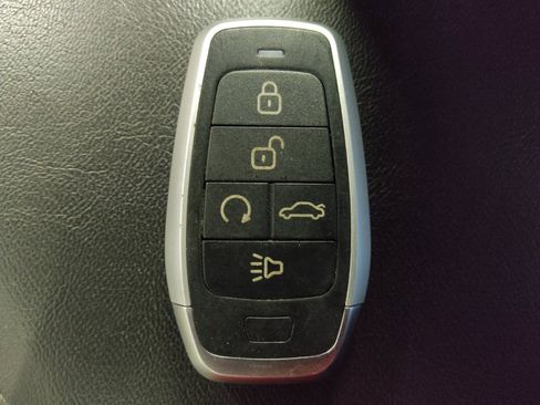 Used 2018 Dodge Challenger R/T image 32