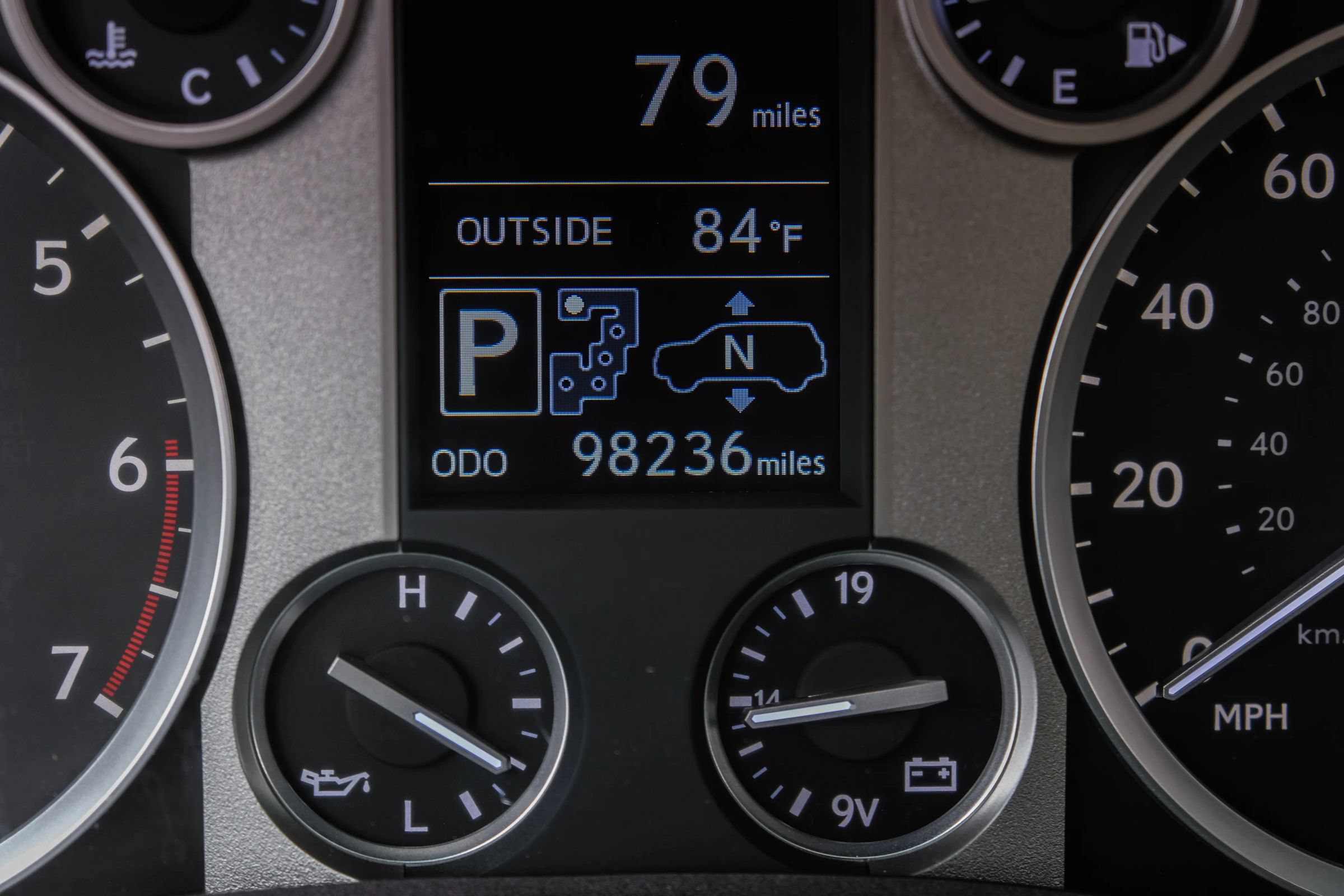 Used 2013 Lexus LX 570 4WD w/ Luxury Pkg image 24