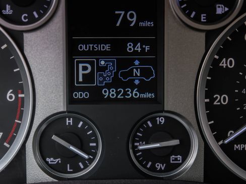 Used 2013 Lexus LX 570 4WD w/ Luxury Pkg image 24