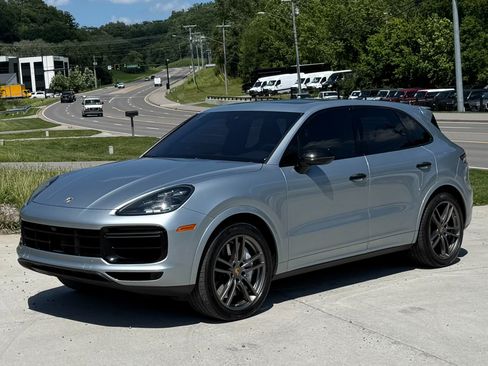 Used 2023 Porsche Cayenne Turbo AWD/4WD image 2