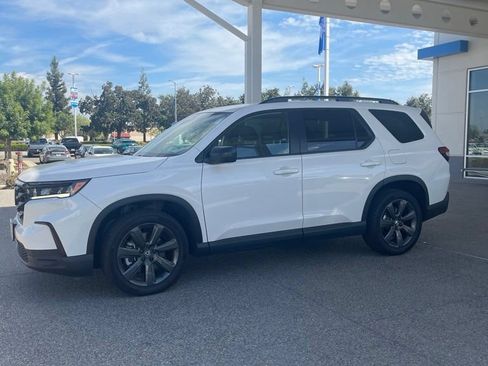 Used 2025 Honda Pilot Sport image 1