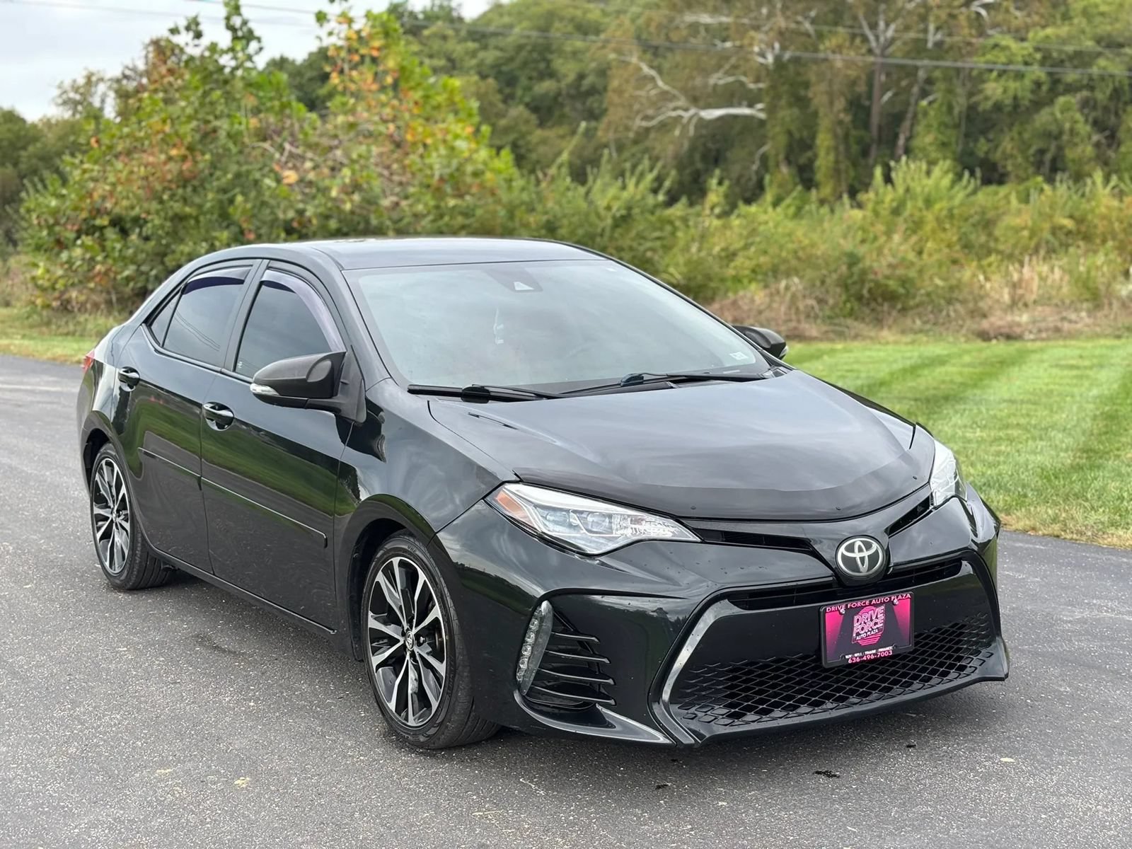 Used 2017 Toyota Corolla SE w/ Carpet Mat Package (TMS) FWD image 3