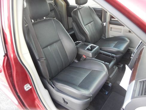 Used 2010 Chrysler Town & Country Touring Plus image 37