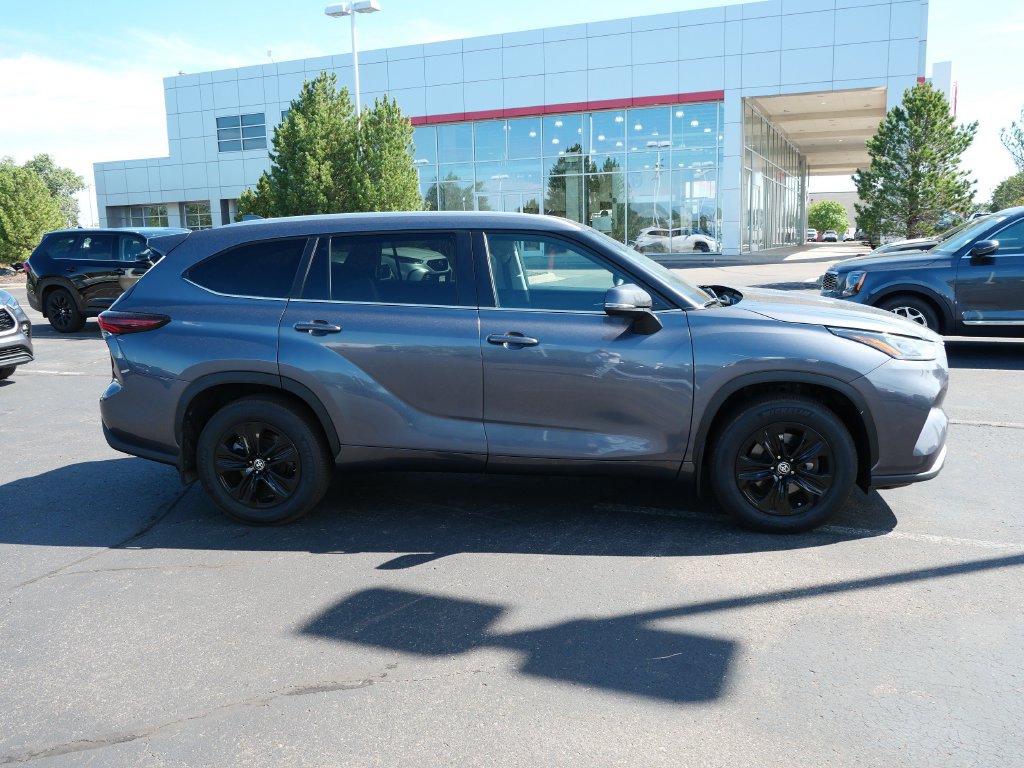 Used 2024 Toyota Highlander XLE AWD/4WD image 4