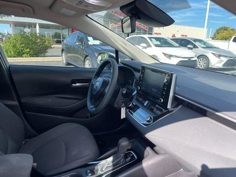 Used 2021 Toyota Corolla LE FWD image 2
