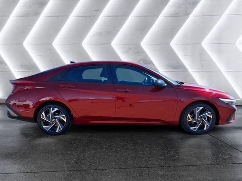 Used 2025 Hyundai Elantra Sport image 6