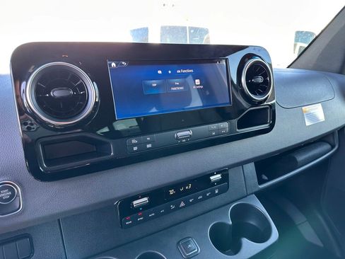 Used 2025 Mercedes-Benz Sprinter 2500 image 16