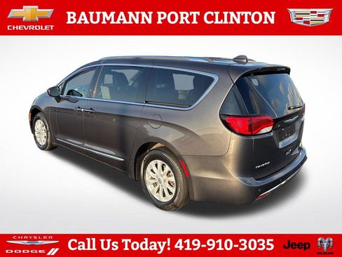 Used 2018 Chrysler Pacifica Touring-L FWD image 3