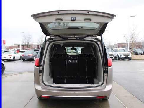 Used 2018 Chrysler Pacifica Touring-L Plus image 9