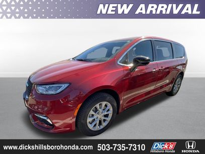Used 2025 Chrysler Pacifica Select
