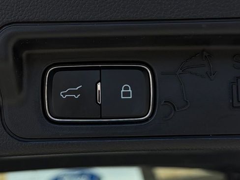 Used 2025 Ford Explorer Platinum image 19