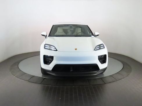Certified 2025 Porsche Macan 4 Electric AWD/4WD image 10