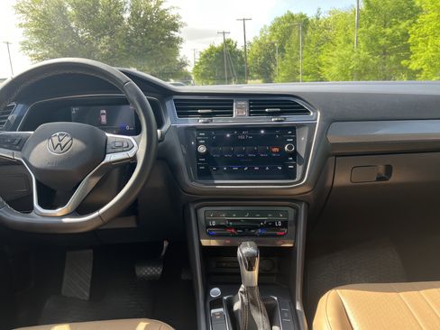 Used 2023 Volkswagen Tiguan SE w/ Panoramic Sunroof Package image 27