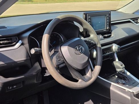 Used 2022 Toyota RAV4 LE AWD/4WD image 9