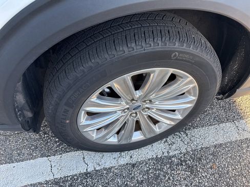 Certified 2022 Ford Explorer Limited w/ Equipment Group 301A image 3